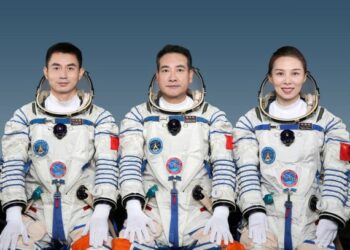 Tiga astronaut China yaitu Zhai Zhigang (tengah), Wang Yaping (kanan), dan Ye Guangfu akan melakukan misi penerbangan luar angkasa Shenzhou-13 dengan Zhai akan bertugas sebagai komandan dalam misi tersebut, demikian diumumkan Badan Antariksa Berawak China (China Manned Space Agency/CMSA) dalam konferensi pers pada 14 Oktober 2021. (Xinhua) 