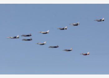 Jet-jet tempur Israel terlihat saat melakukan atraksi terbang lintas (flyover) kehormatan dalam sebuah latihan tempur udara di Yerusalem pada 17 Oktober 2021. (Xinhua/Gil Cohen Magen)