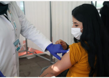 Seorang wanita menerima suntikan dosis vaksin COVID-19 di Ankara, Turki, pada 17 Oktober 2021. (Xinhua/Mustafa Kaya)