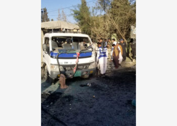 Foto yang diabadikan dengan ponsel ini menunjukkan sebuah truk yang rusak di lokasi ledakan di Quetta, Pakistan barat daya, pada 18 Oktober 2021. (Xinhua/Str)