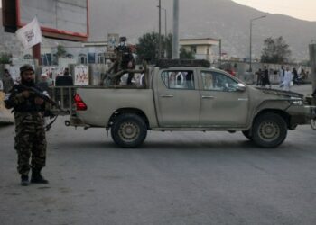 Seorang anggota Taiban Afghanistan berjaga di lokasi sebuah ledakan di Kabul, ibu kota Afghanistan, pada 3 Oktober 2021. (Xinhua/Saifurahman Safi)    