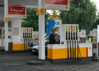 Foto yang diabadikan pada 8 Oktober 2021 ini menunjukkan sebuah stasiun pengisian bahan bakar umum (SPBU) di Frankfurt, Jerman. (Xinhua/Lu Yang)    