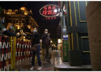 Warga mengikuti aturan pencegahan dan pengendalian COVID-19 saat mengunjungi Central Street di Harbin, Provinsi Heilongjiang, China timur laut, pada 2 Oktober 2021. (Xinhua/Zhang Tao)