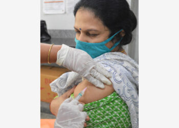 Seorang wanita menerima satu dosis vaksin COVID-19 di Bangalore, India, pada 21 Oktober 2021. (Xinhua/Str)