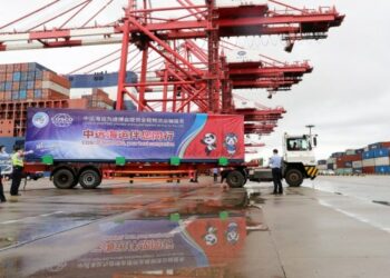 Sebuah truk yang membawa kontainer berisi barang-barang pameran untuk Pameran Impor Internasional China (China International Import Expo/CIIE) keempat meninggalkan dermaga kontainer Pelabuhan Yangshan Shanghai di China timur pada 13 Oktober 2021. (Xinhua/Fang Zhe)