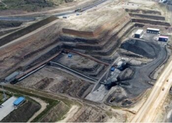 Foto dari udara yang diabadikan pada 26 Mei 2021 ini menunjukkan sebuah tambang batu bara terbuka di Erdos, Daerah Otonom Mongolia Dalam, China utara. (Xinhua/He Shuchen)