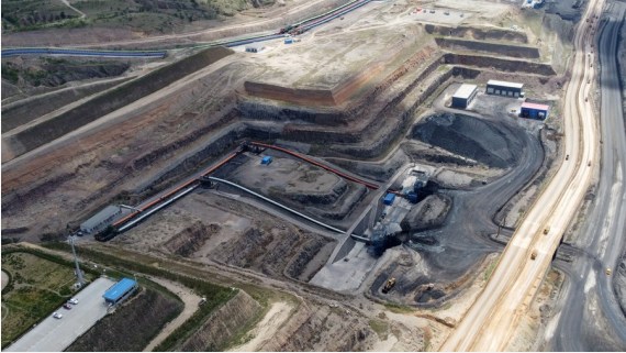 Foto dari udara yang diabadikan pada 26 Mei 2021 ini menunjukkan sebuah tambang batu bara terbuka di Erdos, Daerah Otonom Mongolia Dalam, China utara. (Xinhua/He Shuchen)