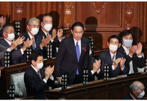 Fumio Kishida, pemimpin Partai Demokratik Liberal (Liberal Democratic Party/LDP) yang berkuasa di Jepang, berdiri saat sesi sidang Parlemen (Diet) khusus di Tokyo, Jepang, pada 4 Oktober 2021. (Xinhua/Du Xiaoyi)
