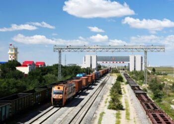 Sebuah kereta kargo China-Eropa melewati gerbang nasional di Pelabuhan Erenhot di Daerah Otonom Mongolia Dalam, China utara, pada 4 September 2020. (Xinhua/Lian Zhen)