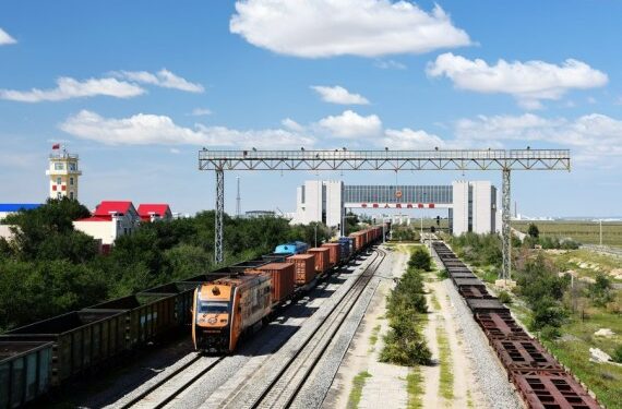 Sebuah kereta kargo China-Eropa melewati gerbang nasional di Pelabuhan Erenhot di Daerah Otonom Mongolia Dalam, China utara, pada 4 September 2020. (Xinhua/Lian Zhen)