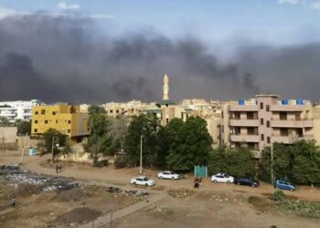 Kepulan asap membumbung tinggi dari sebuah lokasi di Khartoum, Sudan, pada 25 Oktober 2021. (Xinhua)