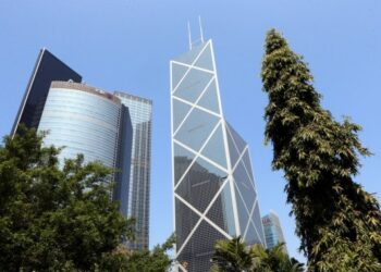 Foto dokumen ini menunjukkan  Bank of China Tower dan ICBC Tower di Daerah Administratif Khusus (Special Administrative Region/SAR) Hong Kong, China selatan. (Xinhua/Li Peng)