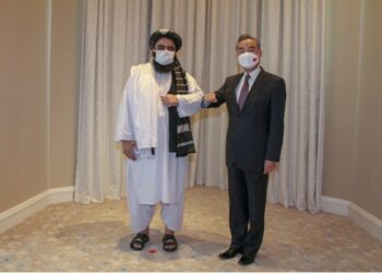 Anggota Dewan Negara sekaligus Menteri Luar Negeri China Wang Yi (kanan) bertemu dengan Amir Khan Muttaqi, Pelaksana Tugas Menteri Luar Negeri pemerintahan sementara Taliban Afghanistan, di Doha, ibu kota Qatar, pada 26 Oktober 2021. (Xinhua/Yang Yuanyong)