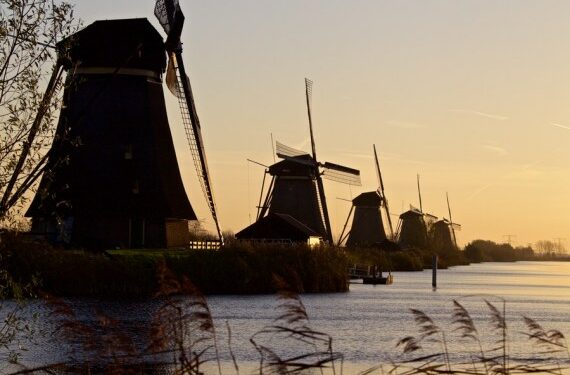 Foto yang diabadikan pada 18 November 2020 ini menunjukkan pemandangan deretan kincir angin saat pagi hari di Kinderdijk, Belanda. (Xinhua/Sylvia Lederer)
