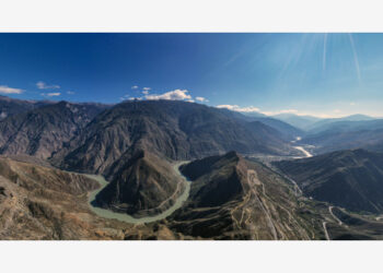 Foto dari udara yang diabadikan pada 27 Oktober 2021 ini menunjukkan kelokan Sungai Jinsha, bagian hulu dari Sungai Yangtze, di China barat daya. (Xinhua/Jiang Wenyao)