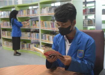 Sejumlah pelajar terlihat di Perpustakaan Umum Daerah Provinsi DKI Jakarta di Jakarta pada 27 Oktober 2021. (Xinhua/Zulkarnain)