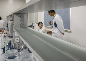 Para staf bekerja di sebuah laboratorium fisika dan kimia di Bayer HealthCare Company Limited Cabang Qidong di Qidong, Provinsi Jiangsu, China timur, pada 2 Desember 2020. (Xinhua/Zhang Yuwei)