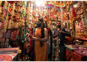 Orang-orang berbelanja barang-barang dekoratif di sebuah pasar untuk festival Diwali mendatang di Bhopal, ibu kota Negara Bagian Madhya Pradesh, India, pada 27 Oktober 2021. (Xinhua/Str)