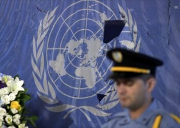 Bendera Perserikatan Bangsa-Bangsa (PBB) yang diambil dari lokasi pengeboman markas besar PBB di Baghdad terlihat di markas besar PBB di New York pada 19 Agustus 2019. PBB mengadakan upacara peletakan karangan bunga untuk menghormati 22 stafnya yang tewas dalam serangan pada 2003 lalu di Baghdad, ibu kota Irak. (Xinhua/Li Muzi)