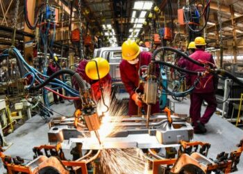 Pekerja mengelas di sebuah bengkel kerja perusahaan manufaktur otomotif di Kota Qingzhou, Provinsi Shandong, China timur, pada 28 Februari 2021. (Xinhua/Wang Jilin)