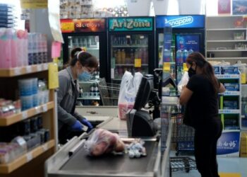 Seorang wanita berbelanja di sebuah supermarket di San Mateo, California, Amerika Serikat, pada 21 Juli 2021. (Xinhua/Wu Xiaoling)