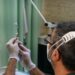 Seorang tenaga kesehatan menyiapkan suntikan dosis penguat (booster) vaksin COVID-19 di rumah sakit Santo Spirito di Roma, Italia, pada 21 September 2021. (Xinhua/Alberto Lingria)   