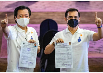 Wali Kota Manila Francisco Domagoso (kanan) dan pasangannya Willie Ong berpose dengan sertifikat pencalonan presiden di Pasay City, Filipina, pada 4 Oktober 2021. (Xinhua/Pool/Ezra Acayan)