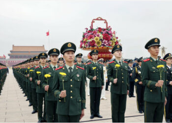 Upacara peletakan karangan bunga untuk mengenang para pahlawan nasional yang gugur diadakan di Lapangan Tian'anmen untuk memperingati Hari Martir di Beijing, ibu kota China, pada 30 September 2021. (Xinhua/Liu Weibing)