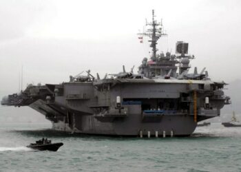 Foto yang diabadikan pada 25 Februari 2005 ini menunjukkan kapal induk USS Kitty Hawk berlabuh di Hong Kong, China Selatan. (Xinhua/Wang Xiaochuan)