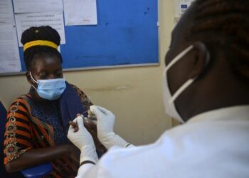 Seorang tenaga kesehatan melakukan tes diagnostik cepat dalam kamp kesehatan malaria satu hari di Kampala, Uganda, pada 26 April 2021. (Xinhua/Nicholas Kajoba)      J