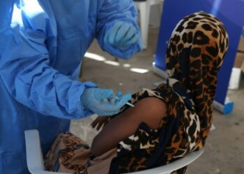  













Seorang wanita menerima suntikan vaksin COVID-19 di Tripoli, Libya, pada 6 Oktober 2021. (Xinhua/Hamza Turkia)   