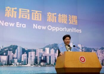Kepala Eksekutif Daerah Administratif Khusus (Special Administrative Region/SAR) Hong Kong, China, Carrie Lam, menyampaikan pidato dalam konferensi pers di Hong Kong, China selatan, pada 5 Oktober 2021.(Xinhua/Lui Siu Wai)