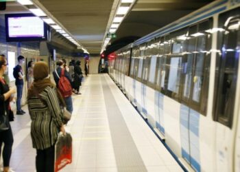 Para penumpang yang mengenakan masker menunggu kedatangan kereta bawah tanah di sebuah stasiun metro di Aljir, Aljazair, pada 7 Oktober 2021. (Xinhua) 