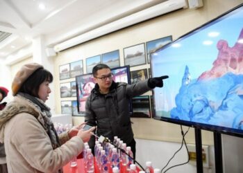 Foto dokumentasi ini menunjukkan seorang staf memperkenalkan gim seluler kepada pelanggan dalam sebuah konferensi pers di Museum Istana di Beijing, ibu kota China. (Xinhua/Jin Liangkuai)