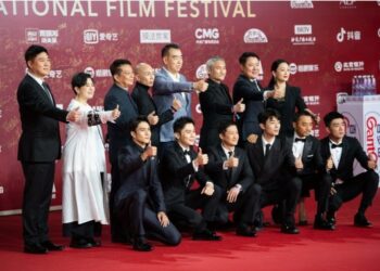 Para pemeran film "The Battle at Lake Changjin" berpose untuk foto bersama di karpet merah Festival Film Internasional Beijing ke-11 di Beijing, ibu kota China, pada 20 September 2021. (Xinhua/Chen Zhonghao)