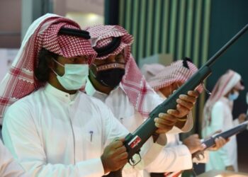 Para pengunjung mengamati senjata dalam Saudi International Falcons and Hunting Exhibition di kantor pusat Saudi Falcon Club di Mulham, sebelah utara Riyadh, Arab Saudi, pada 5 Oktober 2021. (Xinhua/Wang Haizhou)
