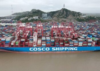 Foto dari udara yang diabadikan pada 13 Oktober 2021 ini menunjukkan kapal kontainer Libra dari COSCO Shipping China di Pelabuhan Yangshan Shanghai, China timur. (Xinhua/Fang Zhe)