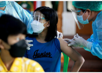Seorang siswa menerima suntikan dosis vaksin COVID-19 di sebuah lokasi vaksinasi di Yangon, Myanmar, pada 17 Oktober 2021. (Xinhua/U Aung)
