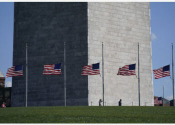 Bendera nasional Amerika Serikat (AS) dikibarkan setengah tiang di Monumen Washington sebagai tanda berkabung atas wafatnya mantan menteri luar negeri (menlu) AS Colin Powell di Washington DC, AS, pada 18 Oktober 2021. (Xinhua/Ting Shen)
