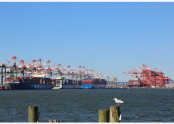 Deretan kontainer terlihat dalam proses operasi logistik di Terminal Kontainer Pelabuhan Newark dan Terminal Maher milik Otoritas Pelabuhan New York dan New Jersey di Bayonne, New Jersey, Amerika Serikat (AS), pada 19 Oktober 2021. [Xinhua]