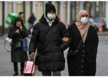Orang-orang yang mengenakan masker terlihat di Moskow, Rusia, pada 20 Oktober 2021. (Xinhua/Evgeny Sinitsyn)