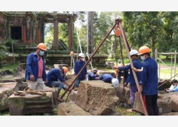Para staf bekerja dalam proyek pemugaran pintu masuk timur Angkor Wat di Taman Arkeologi Angkor di Provinsi Siem Reap, Kamboja, pada 18 Oktober 2021. (Xinhua/Otoritas Nasional APSARA)