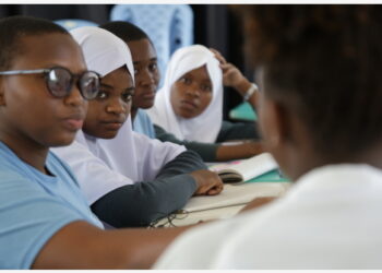 Sejumlah anak perempuan mengikuti kelas Teknologi Informasi dan Komunikasi (TIK) di Dar Es Salaam, ibu kota komersial Tanzania, pada 23 Oktober 2021. (Xinhua/Herman Emmanuel)