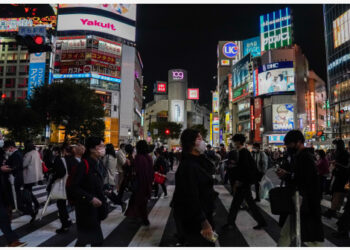 Para pejalan kaki menyeberangi sebuah jalan di Shibuya di Tokyo, Jepang, pada 25 Oktober 2021. (Xinhua/Christopher Jue)
