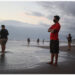 Orang-orang mengunjungi pantai Sanur di Provinsi Bali pada 3 Oktober 2021. (Xinhua/Byma)