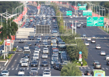 Foto yang diabadikan pada 6 Oktober 2021 ini menunjukkan lalu lintas di jalan Minzu di Nanning, Daerah Otonom Etnis Zhuang Guangxi, China selatan. China mulai memasuki arus balik penumpang pada Rabu (6/10), hari keenam libur Hari Nasional. (Xinhua/Zhou Hua)