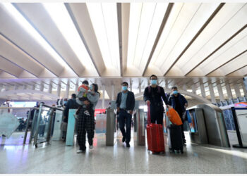 Para penumpang melakukan check-in di stasiun kereta Shijiazhuang di Shijiazhuang, Provinsi Hebei, China utara, pada 7 Oktober 2021. Pusat-pusat transportasi di seluruh China mencatat puncak arus balik penumpang di saat liburan Hari Nasional yang berlangsung selama sepekan berakhir pada Kamis (7/10). (Xinhua/Liang Zidong)