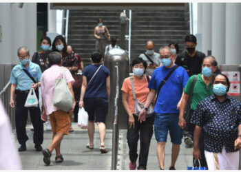 Orang-orang yang mengenakan masker terlihat di sebuah stasiun kereta bawah tanah di Singapura pada 7 Oktober 2021. (Xinhua/Then Chih Wey)