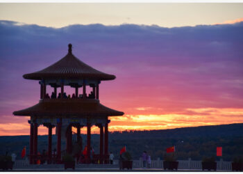 Pengunjung menikmati matahari terbit di Lapangan Dongji di Kota Fuyuan, Provinsi Heilongjiang, China timur laut, pada 1 Oktober 2021. (Xinhua/Guan Changqing)