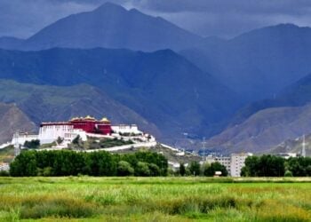 Istana Potala terlihat di dekat cagar alam nasional lahan basah Lhalu di Lhasa, Daerah Otonom Tibet, China barat daya, pada 17 Juli 2021. (Xinhua/Zhang Rufeng)